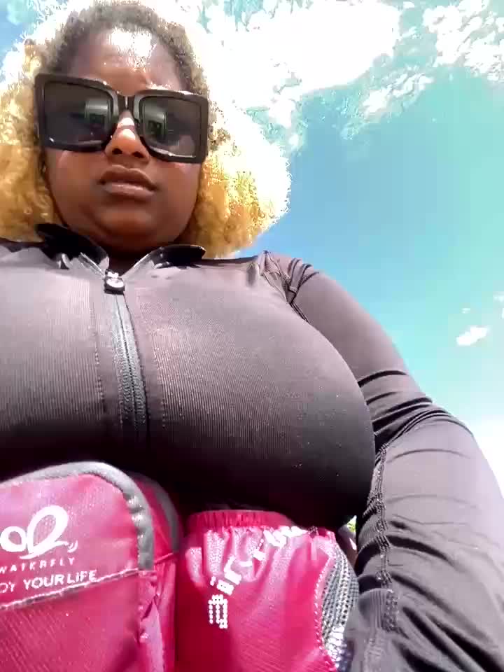 BigFineSelena - Stripchat webcam show • Friday, September 5, 2025 #Flashing #Tittyfuck #FootFetish